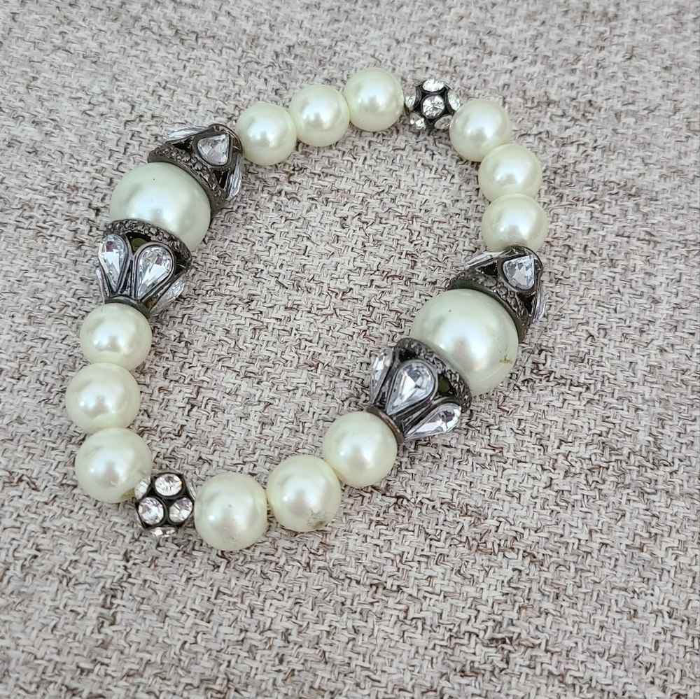 Bracelet. Stretch pearl, rhinestone and silver bracelet. - Picture 2 of 3